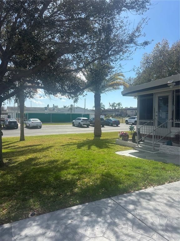 Image 6 of property listing at 105 FREEDOM COURT 30, Palm Harbor, FL 34684