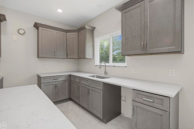 6509 Jamie Lane, Grand Blanc, MI 48439