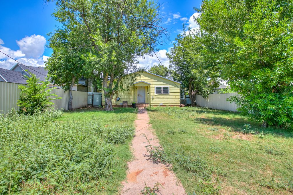 Image 1 of property listing at 807 N 9th Street, Ballinger, TX 76821