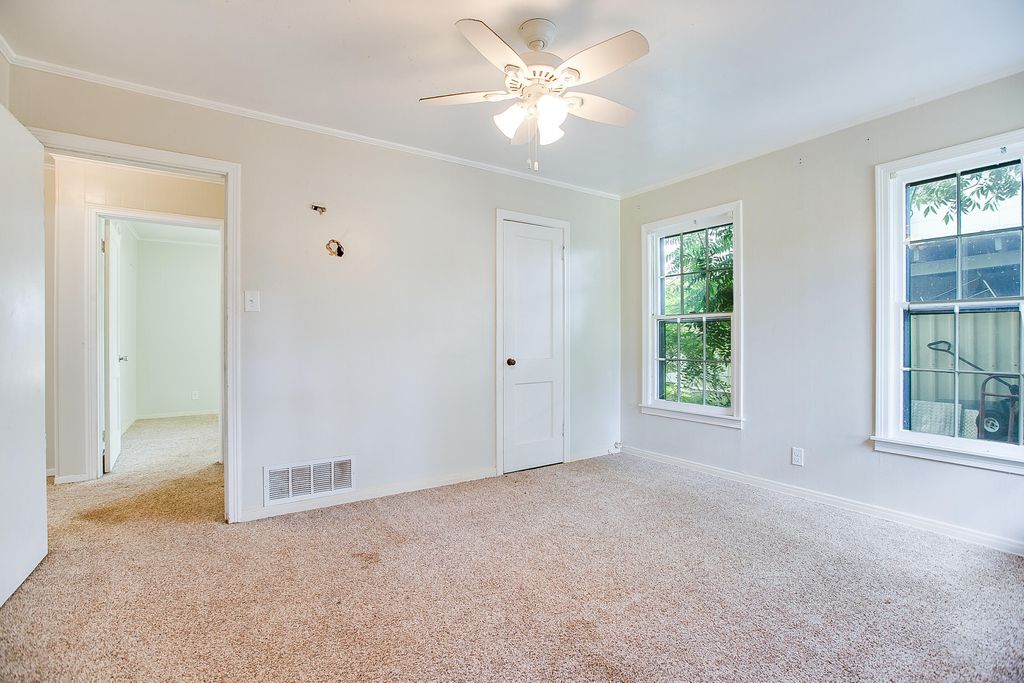 Image 10 of property listing at 807 N 9th Street, Ballinger, TX 76821