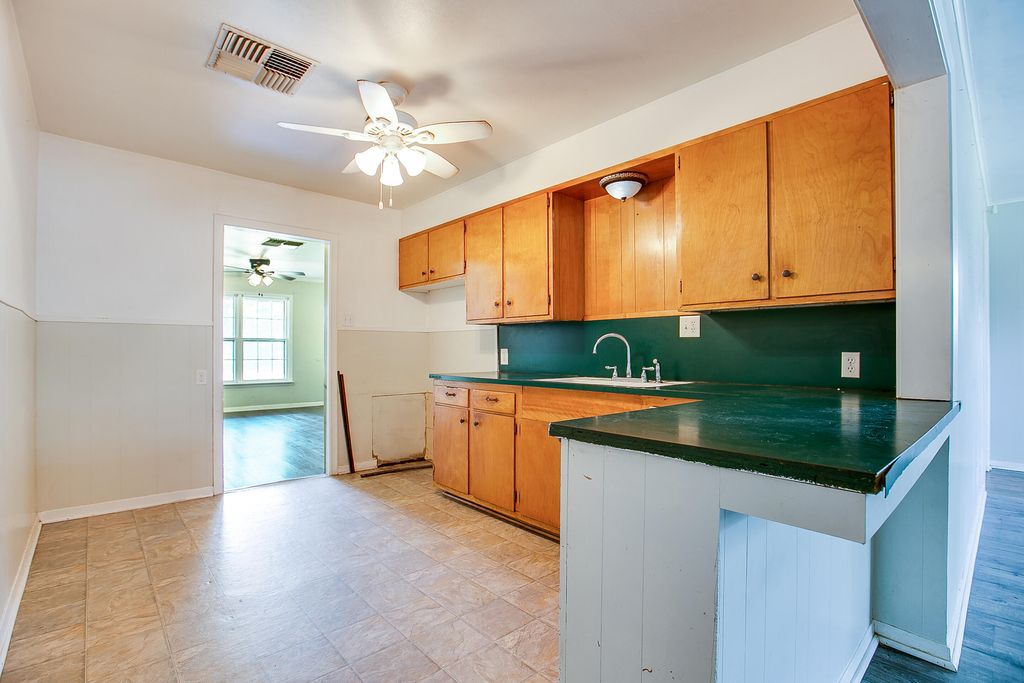 Image 13 of property listing at 807 N 9th Street, Ballinger, TX 76821