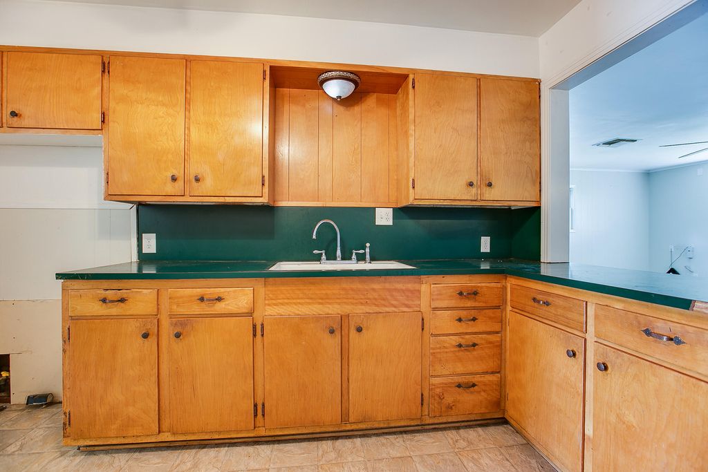 Image 14 of property listing at 807 N 9th Street, Ballinger, TX 76821