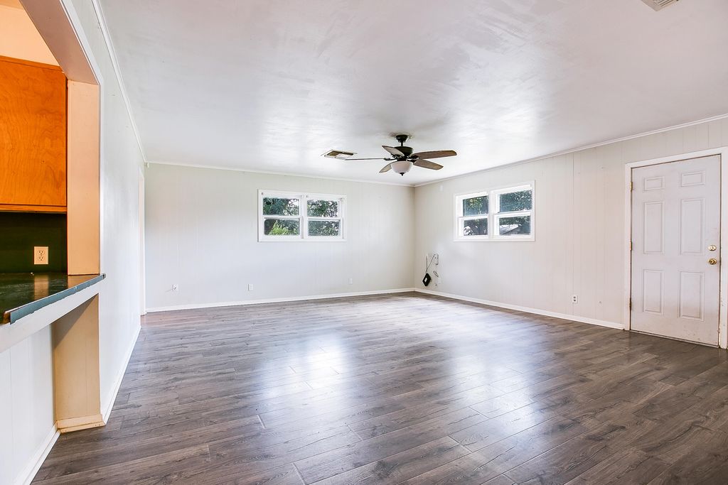Image 15 of property listing at 807 N 9th Street, Ballinger, TX 76821