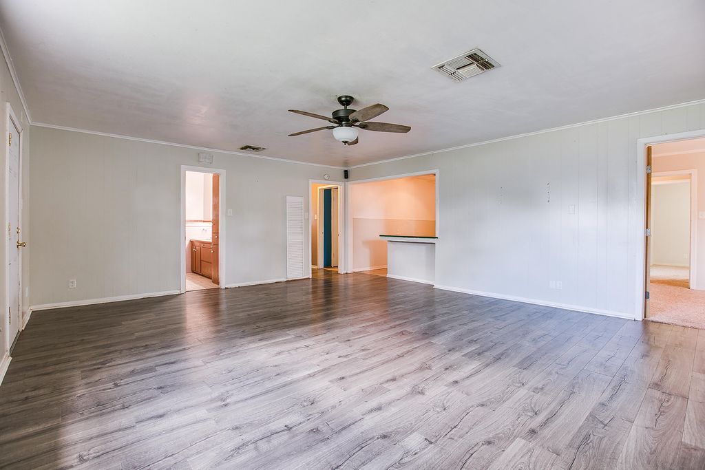Image 16 of property listing at 807 N 9th Street, Ballinger, TX 76821