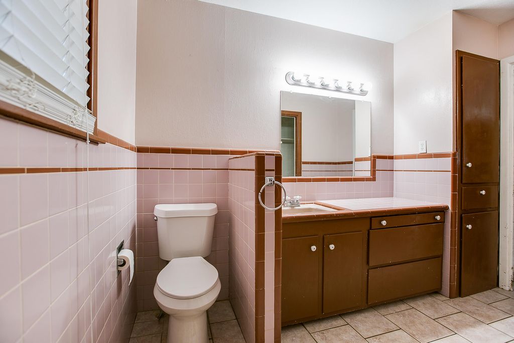 Image 17 of property listing at 807 N 9th Street, Ballinger, TX 76821