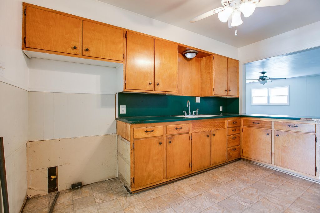 Image 18 of property listing at 807 N 9th Street, Ballinger, TX 76821