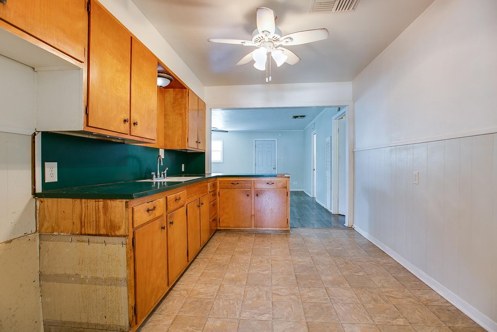 Image 19 of property listing at 807 N 9th Street, Ballinger, TX 76821