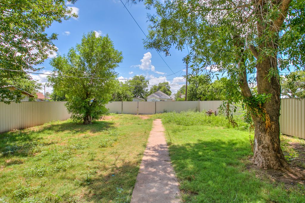 Image 2 of property listing at 807 N 9th Street, Ballinger, TX 76821