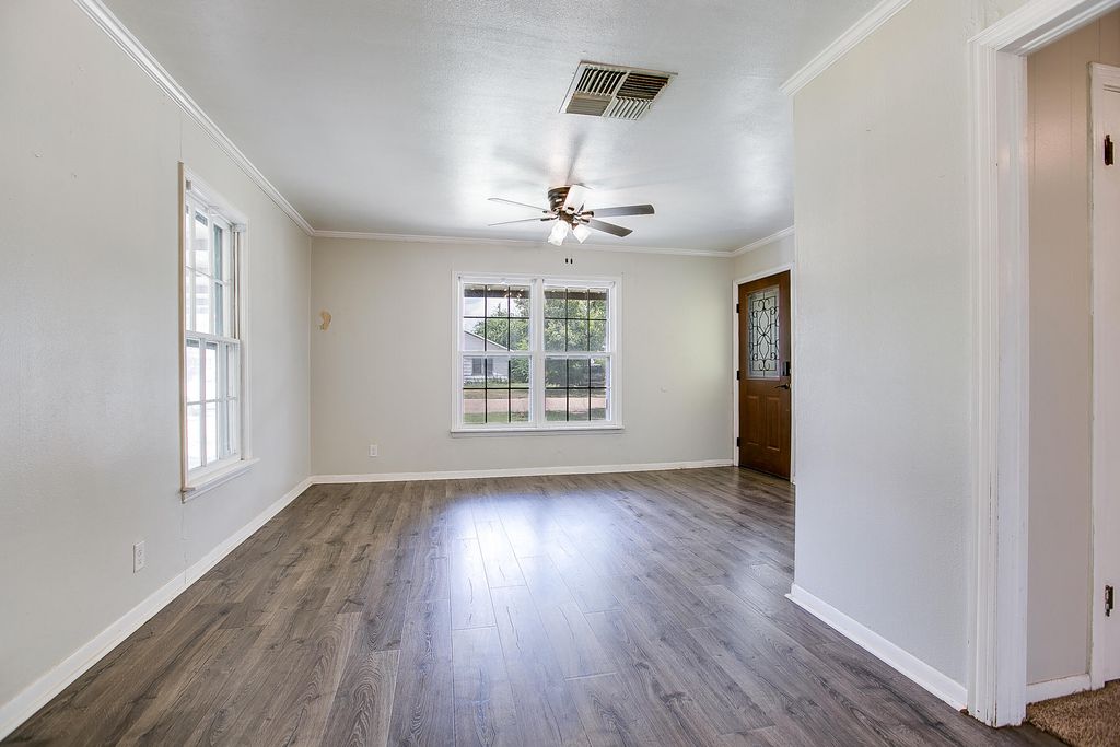 Image 20 of property listing at 807 N 9th Street, Ballinger, TX 76821