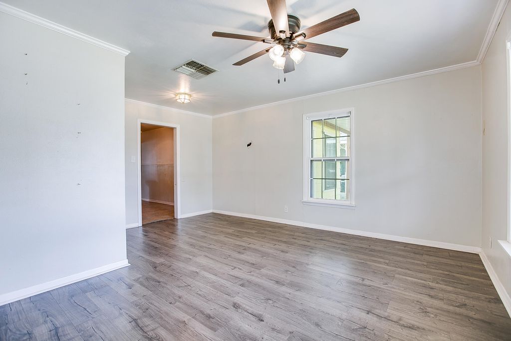 Image 22 of property listing at 807 N 9th Street, Ballinger, TX 76821