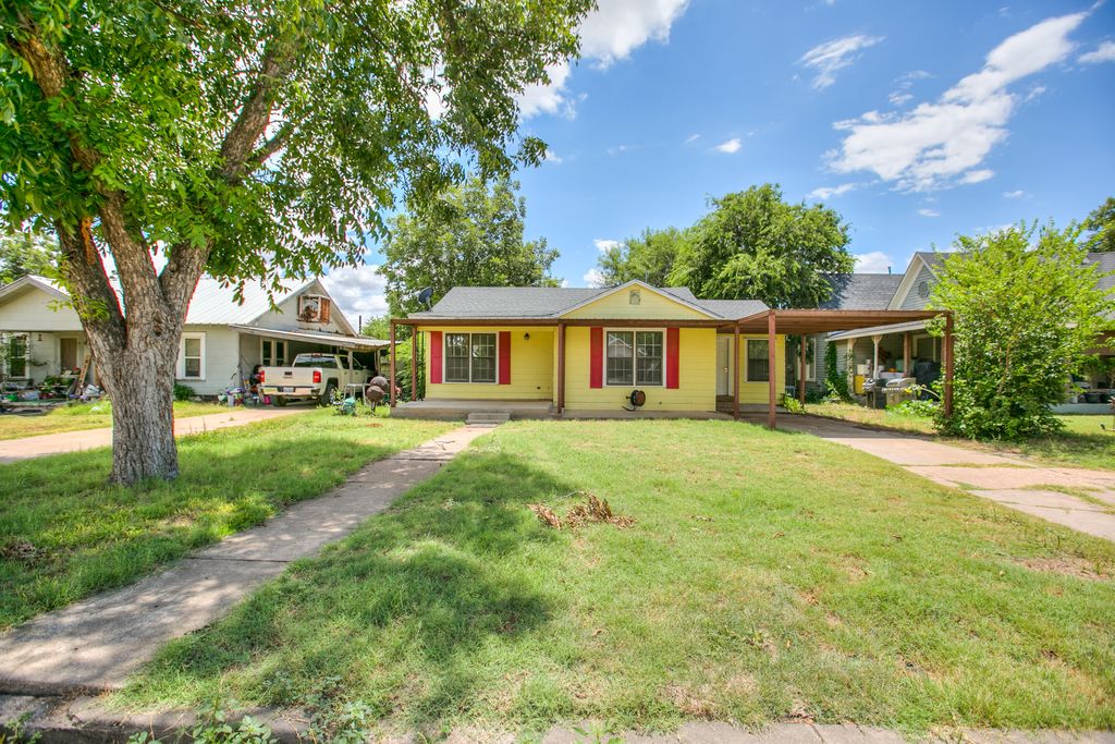 Image 23 of property listing at 807 N 9th Street, Ballinger, TX 76821