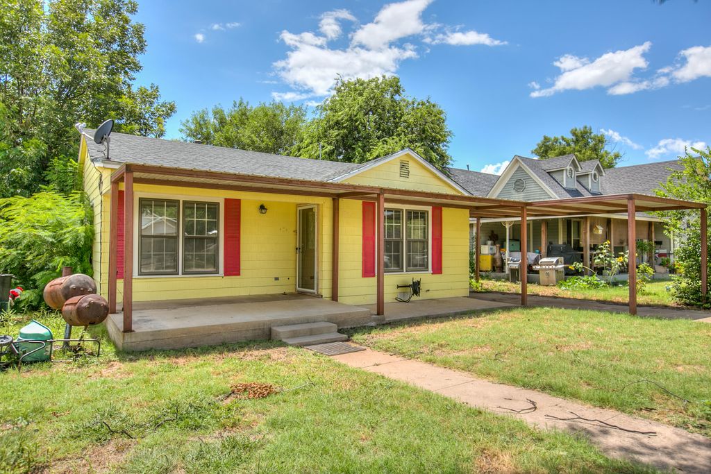 Image 24 of property listing at 807 N 9th Street, Ballinger, TX 76821