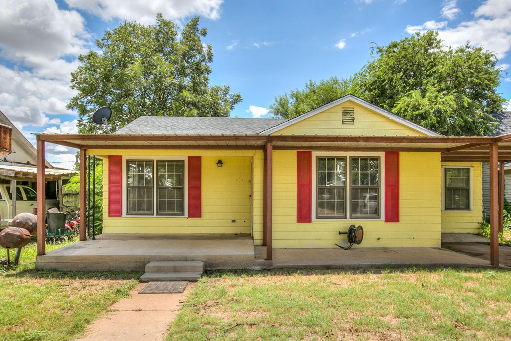Image 25 of property listing at 807 N 9th Street, Ballinger, TX 76821