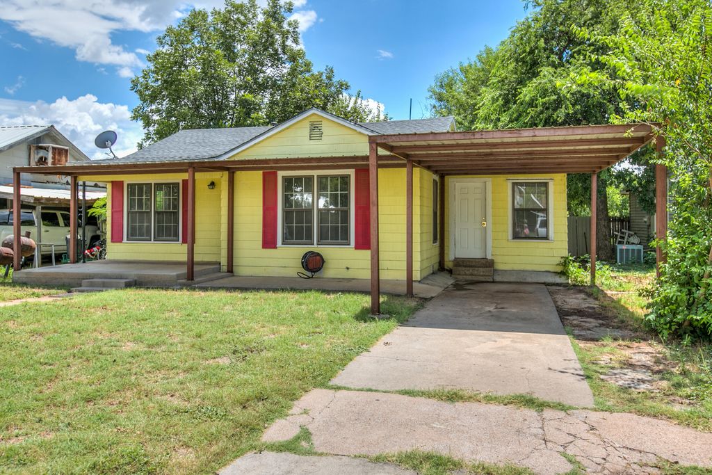 Image 26 of property listing at 807 N 9th Street, Ballinger, TX 76821