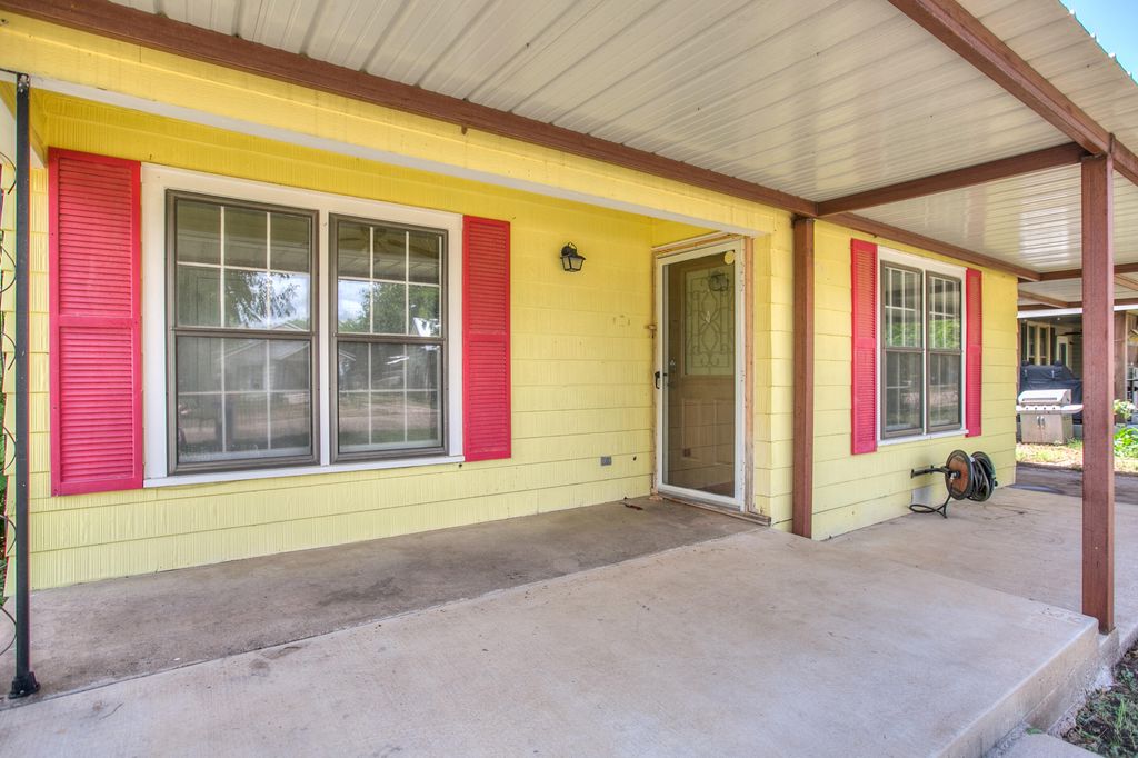 Image 27 of property listing at 807 N 9th Street, Ballinger, TX 76821