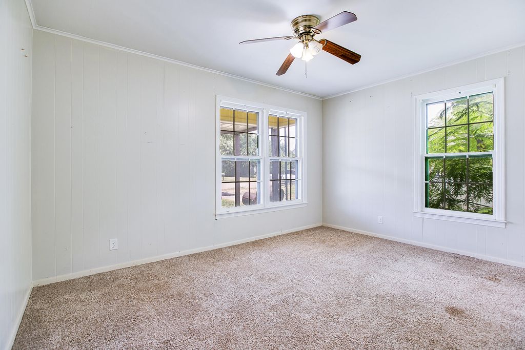 Image 3 of property listing at 807 N 9th Street, Ballinger, TX 76821