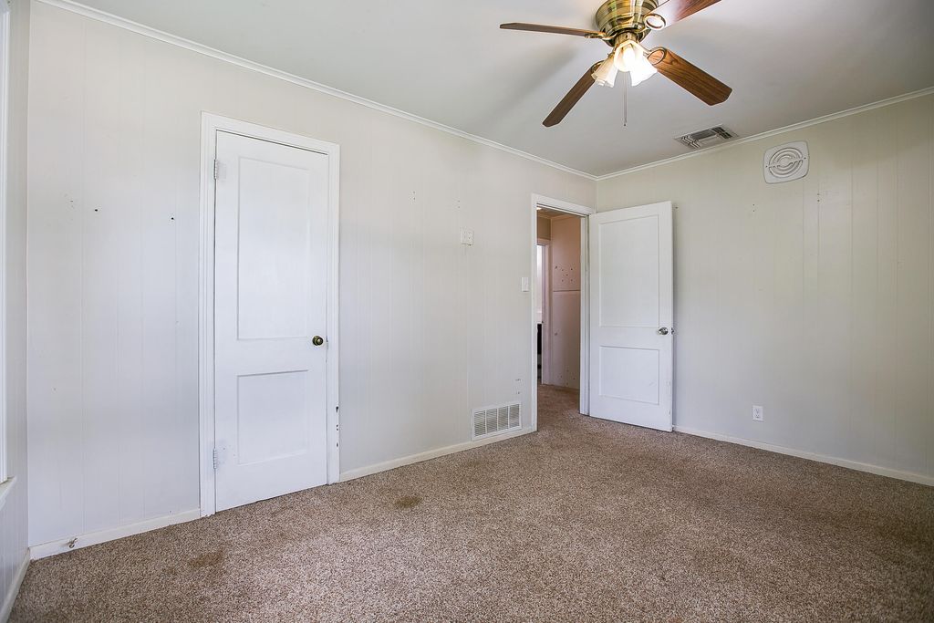 Image 4 of property listing at 807 N 9th Street, Ballinger, TX 76821