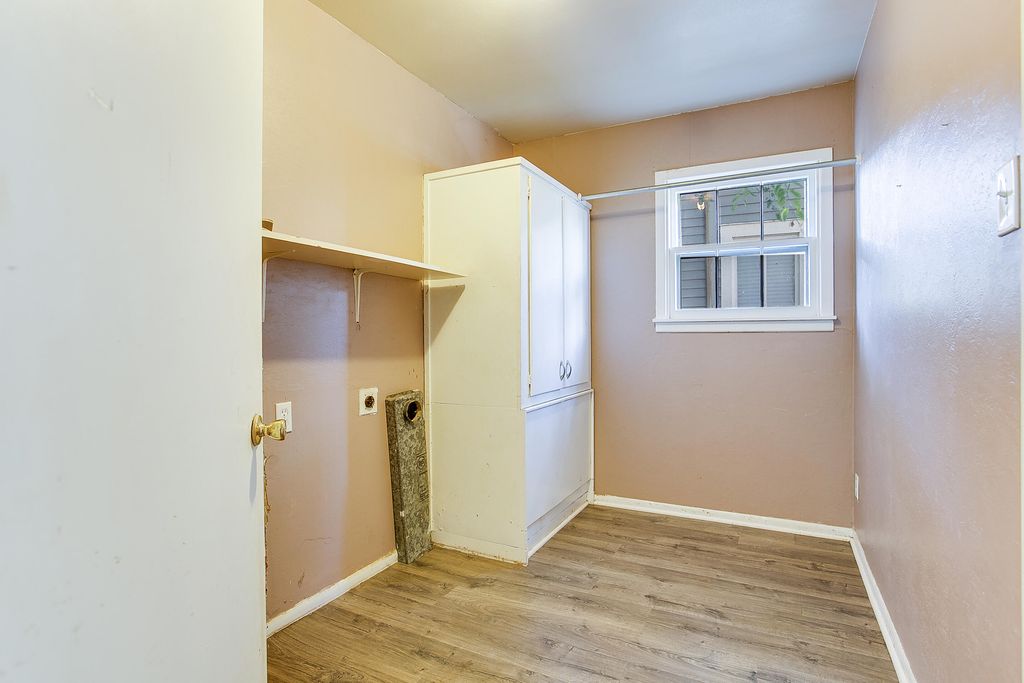 Image 5 of property listing at 807 N 9th Street, Ballinger, TX 76821