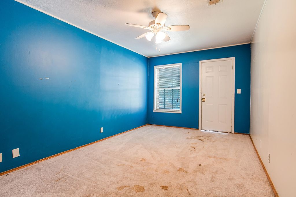 Image 6 of property listing at 807 N 9th Street, Ballinger, TX 76821
