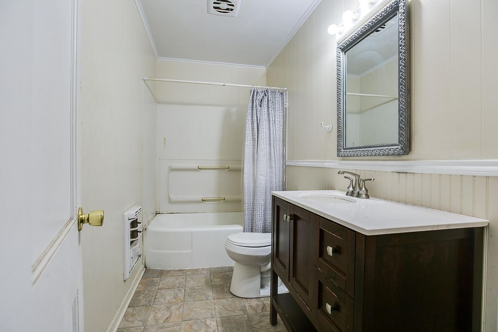 Image 8 of property listing at 807 N 9th Street, Ballinger, TX 76821
