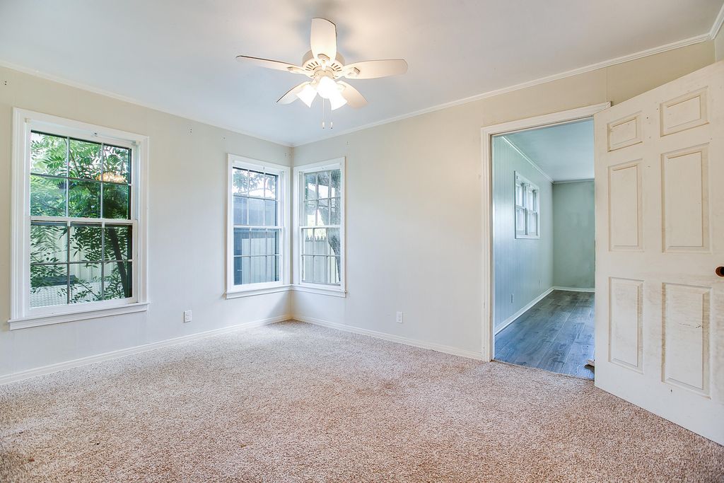 Image 9 of property listing at 807 N 9th Street, Ballinger, TX 76821
