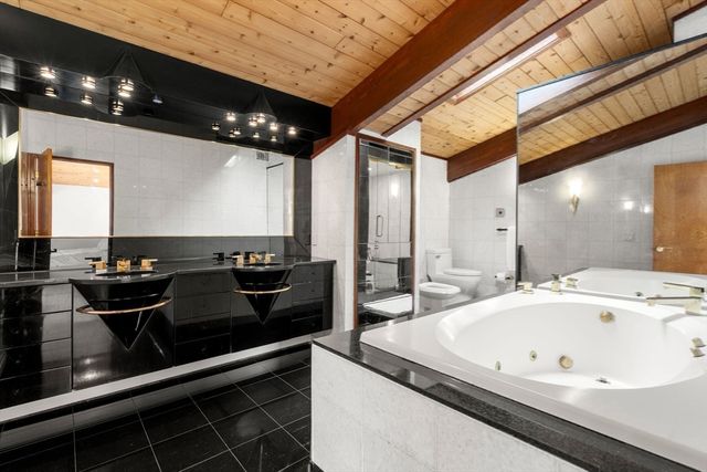 133 Oak Hill St, Newton, MA 02459