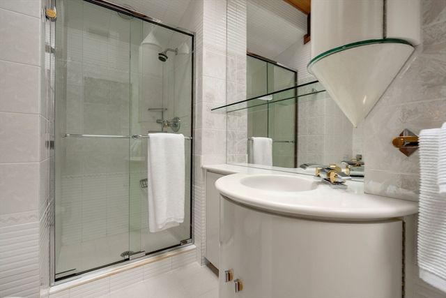 133 Oak Hill St, Newton, MA 02459