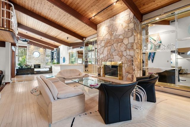 133 Oak Hill St, Newton, MA 02459