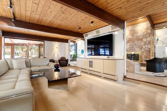 133 Oak Hill St, Newton, MA 02459