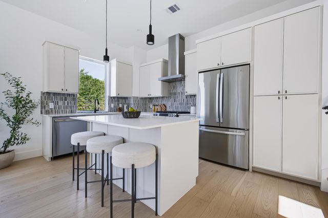 301 N Pleasant Valley RD 1, Austin, TX 78702