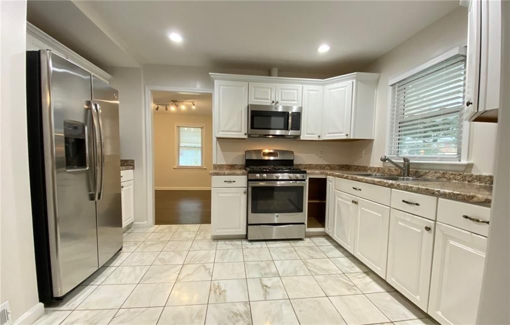 Image 12 of property listing at 330 Community Drive SW, Mableton, GA 30126