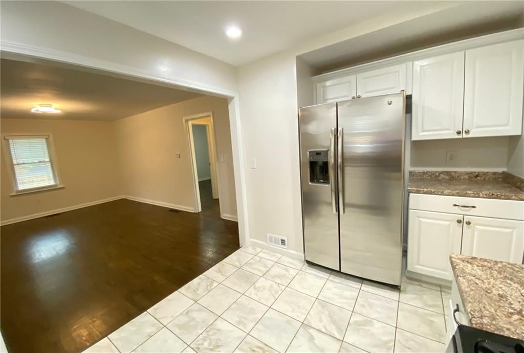 Image 15 of property listing at 330 Community Drive SW, Mableton, GA 30126