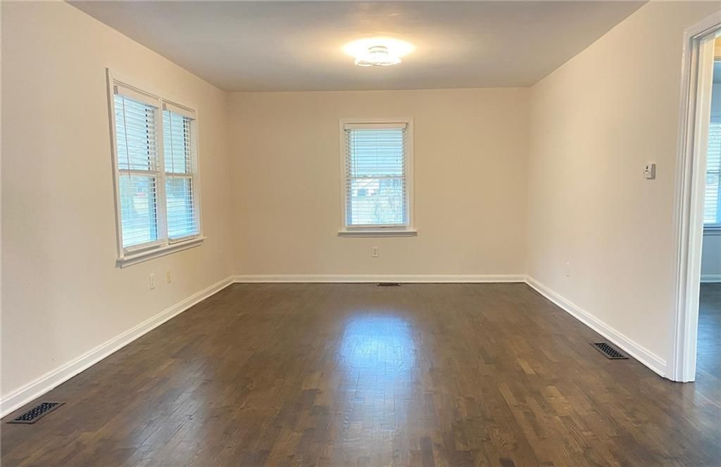Image 16 of property listing at 330 Community Drive SW, Mableton, GA 30126