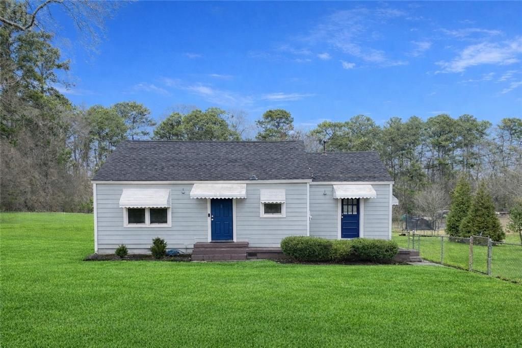 Image 2 of property listing at 330 Community Drive SW, Mableton, GA 30126