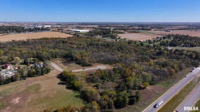 302 SILVER CREEK Road, De Witt, IA 52742