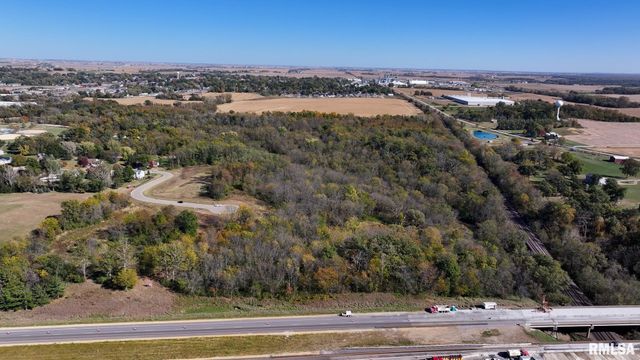 302 SILVER CREEK Road, De Witt, IA 52742