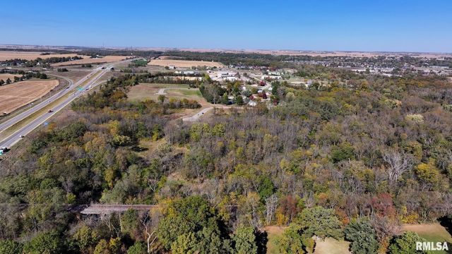 302 SILVER CREEK Road, De Witt, IA 52742