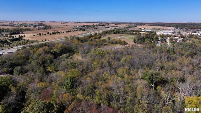 302 SILVER CREEK Road, De Witt, IA 52742