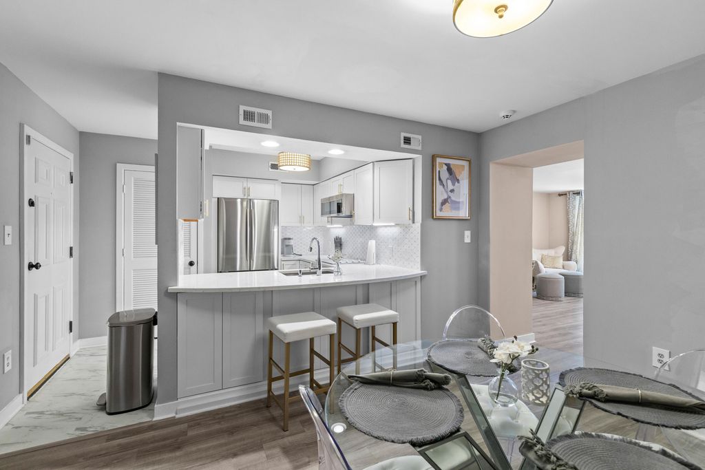 Image 10 of property listing at 55 Ashley Avenue Apt 6, Charleston, SC 29401