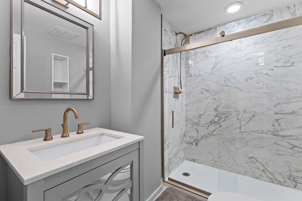 Image 15 of property listing at 55 Ashley Avenue Apt 6, Charleston, SC 29401