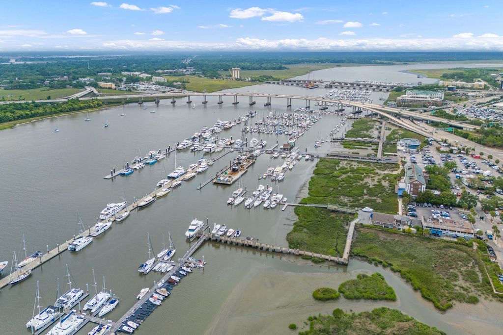 Image 20 of property listing at 55 Ashley Avenue Apt 6, Charleston, SC 29401