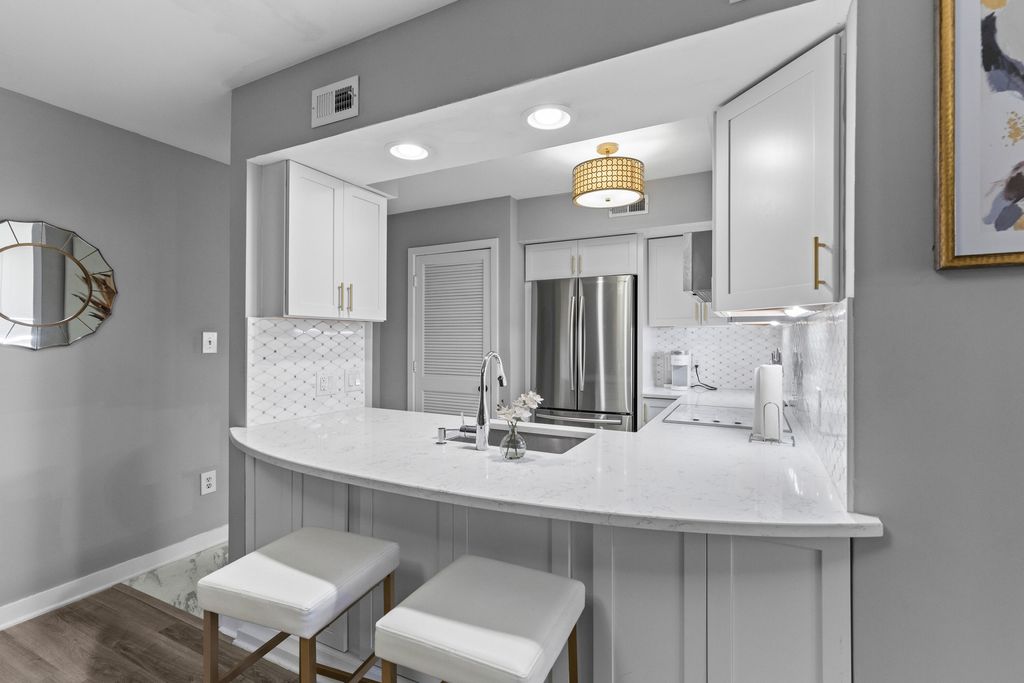 Image 3 of property listing at 55 Ashley Avenue Apt 6, Charleston, SC 29401