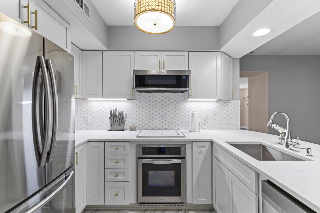 Image 4 of property listing at 55 Ashley Avenue Apt 6, Charleston, SC 29401