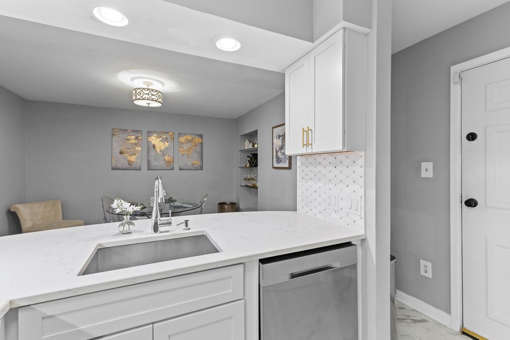 Image 6 of property listing at 55 Ashley Avenue Apt 6, Charleston, SC 29401