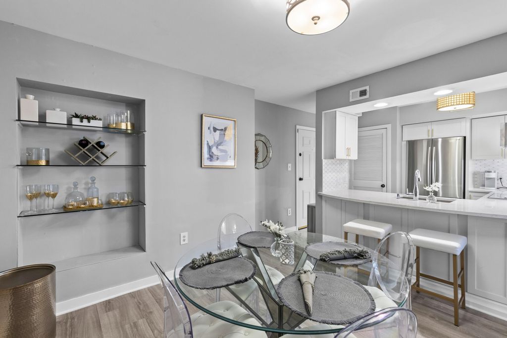 Image 7 of property listing at 55 Ashley Avenue Apt 6, Charleston, SC 29401