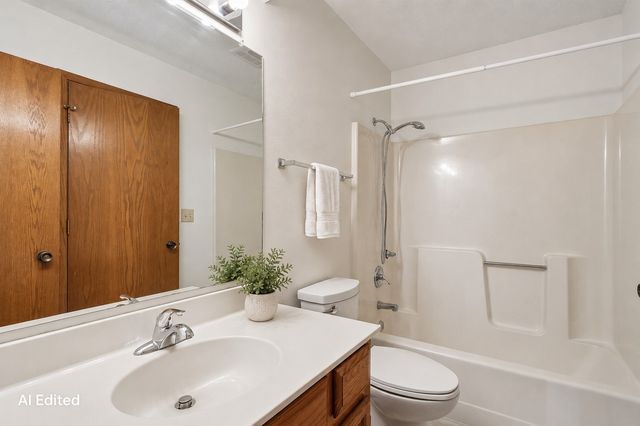 1070 50th Street 4C, West Des Moines, IA 50266