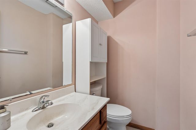 1070 50th Street 4C, West Des Moines, IA 50266