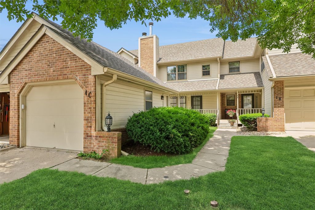 1070 50th Street 4C, West Des Moines, IA 50266