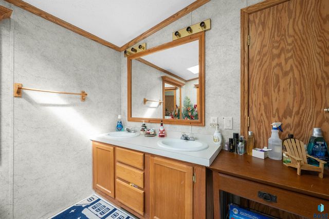 305 N Rochelle Pl Place, Sioux Falls, SD 57110