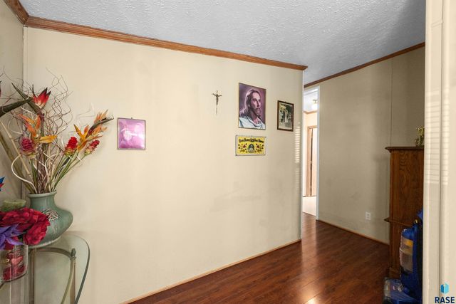 305 N Rochelle Pl Place, Sioux Falls, SD 57110